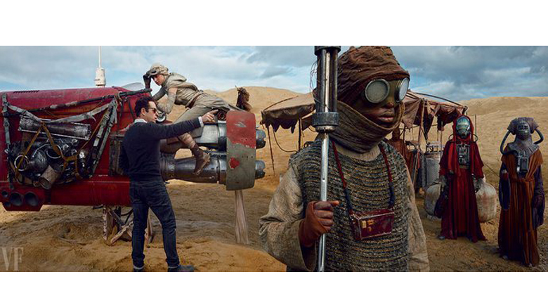 La actriz Daisy Ridley filmando una escena en la que su personaje, la heroina Rey,  pilotea su nave sobre un mercado en el planeta Jakku. Vía Vanity Fair