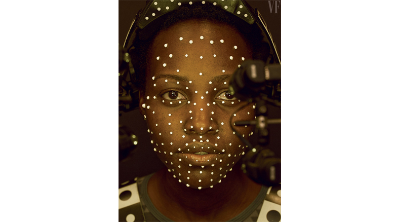 Lupita Nyong'o dando vida a la pirata Maz Kanata. Con ayuda de los puntos en su rostro y animaciones digitales fue posible dar vida a este personaje animado. Vía Vanity Fair.