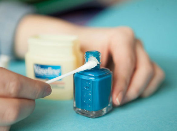 f8719_Vaseline around your fingernails to remove nail polish easily2