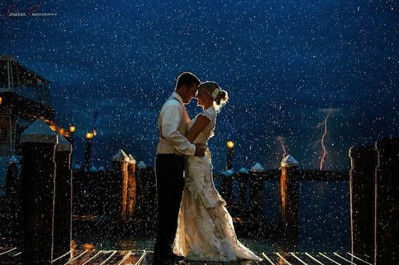 Parejas que supieron aprovechar el mal clima el día de su boda 0