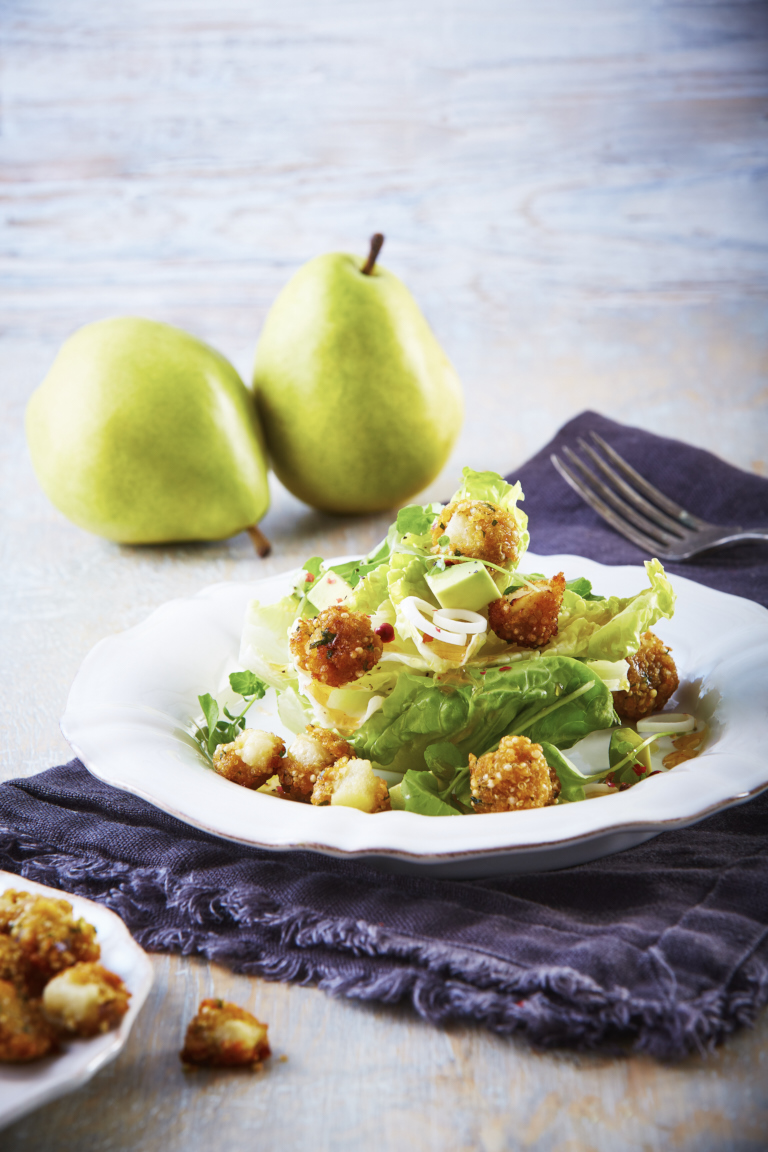 Ensalada verde con crutones de pera y quinoa