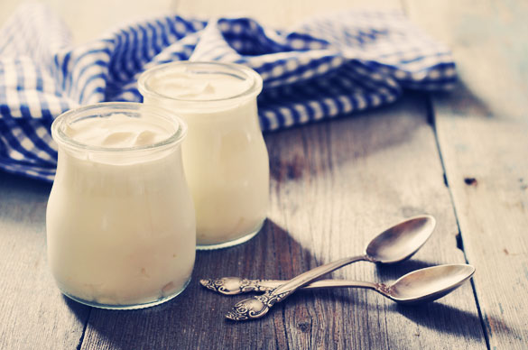 Greek-yogurt-in-a-glass-jars-with-spoons