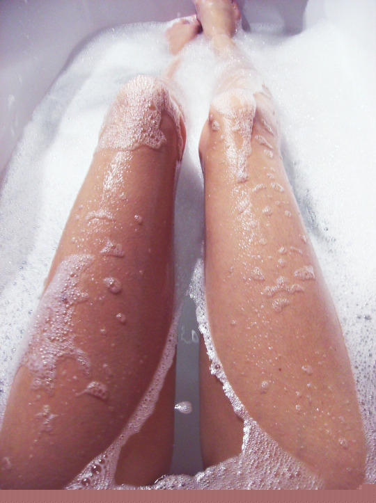 bath-bubbles-legs-tumblr-Favim.com-2709263