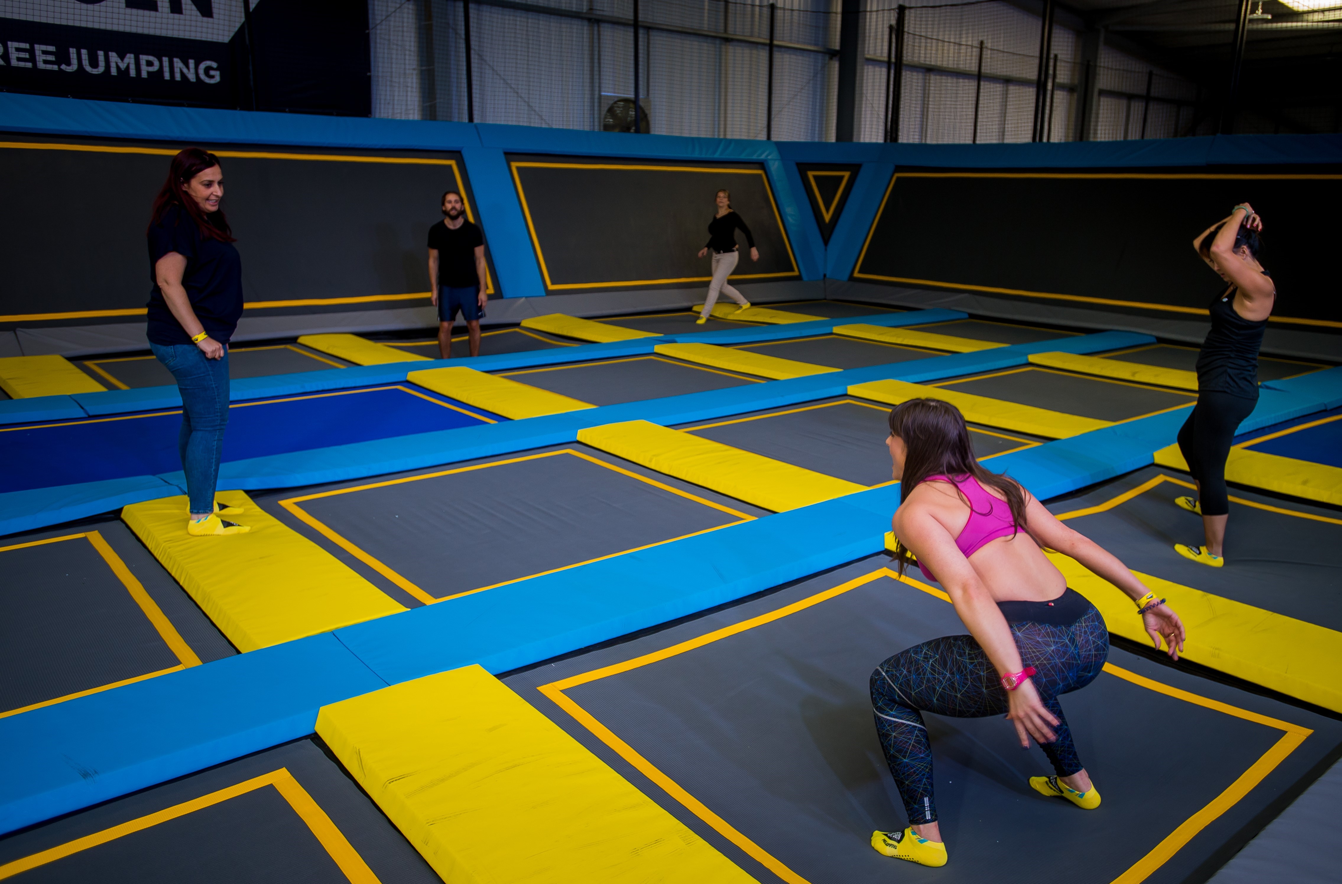saltar trampolin