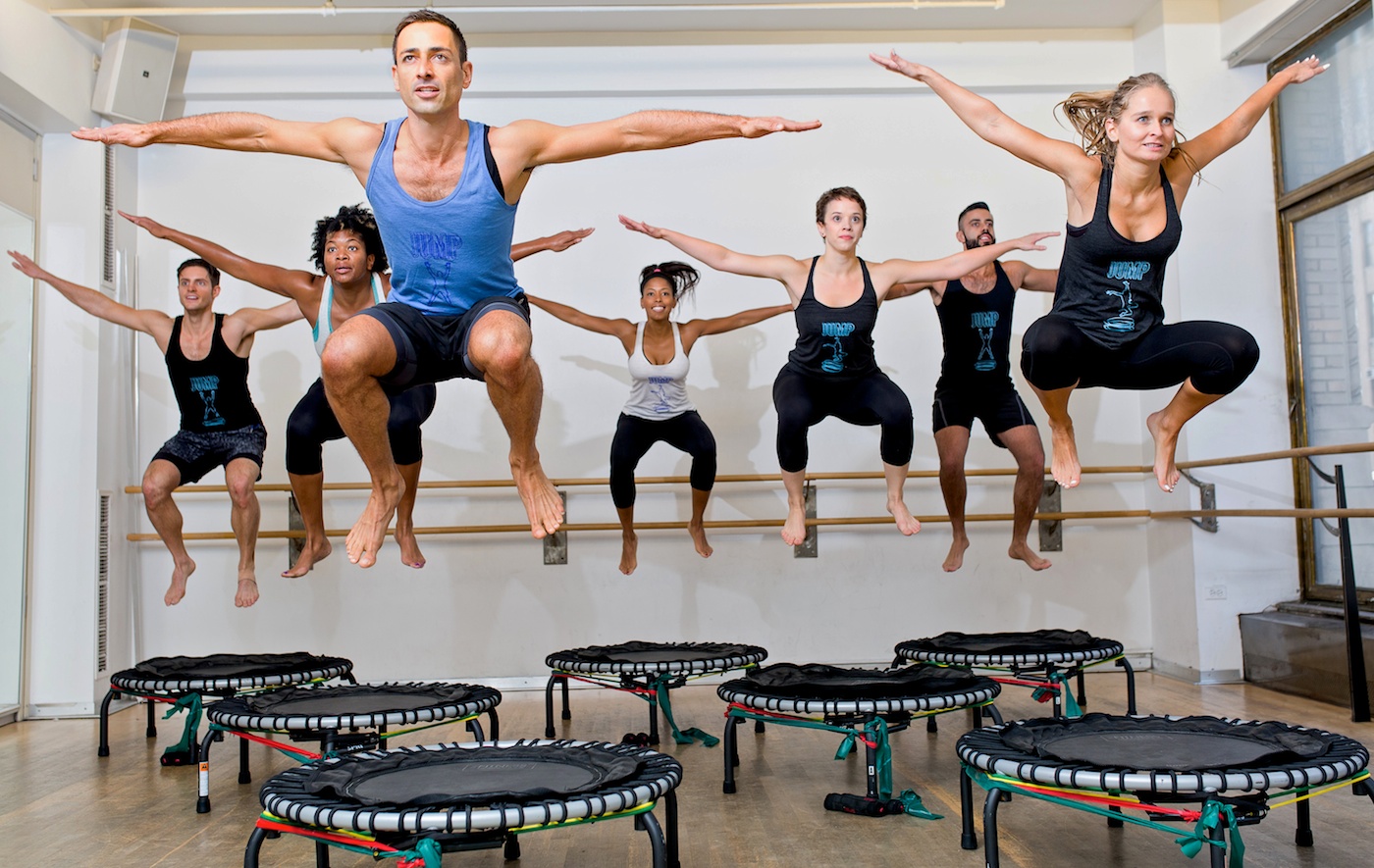 saltar trampolin