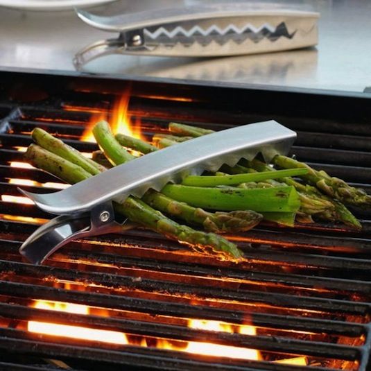 50-Useful-Kitchen-Gadgets-You-Didnt-Know-Existed-grill-clips