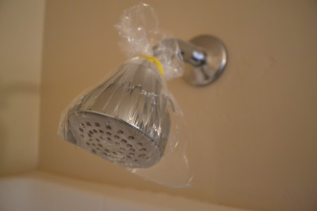 Clean-A-Shower-Head-wWith-Vinegar-And-A-Plastic-Bag