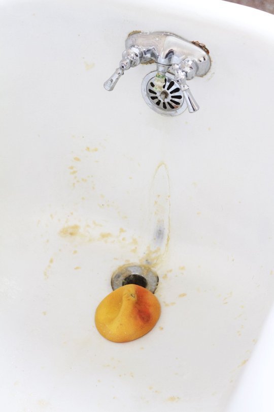 Clean-a-Bathtub-with-Grapefruit-and-Salt