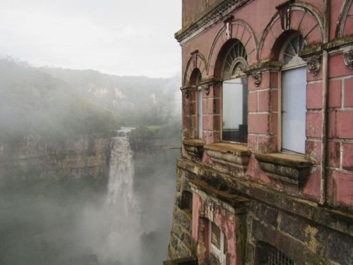 beautiful-abandoned-hotel-columbia-4