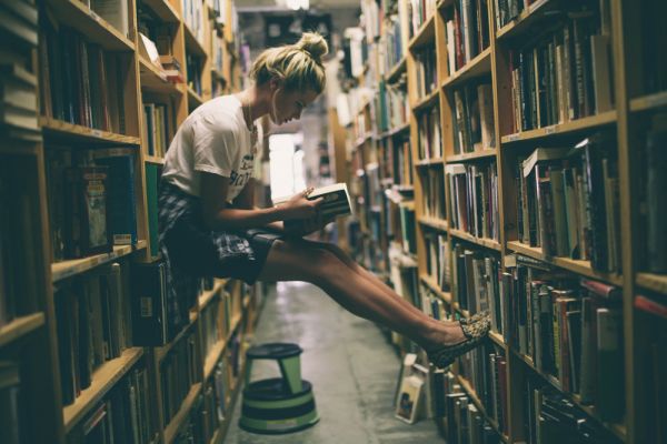 books-girl-hair-library-Favim.com-3592658