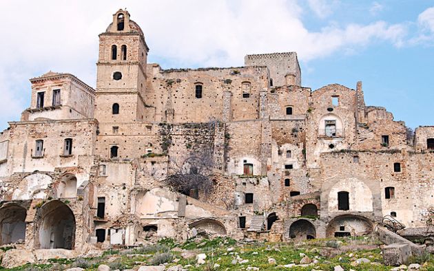 craco-italy-ghost-town-2