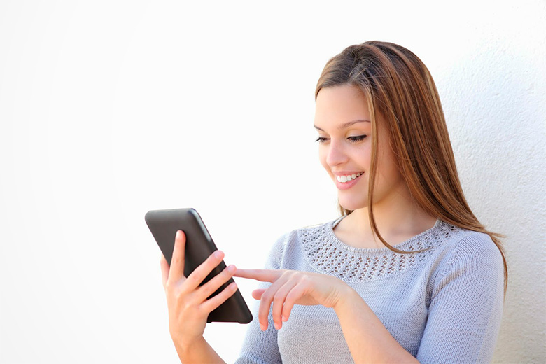 photodune-7255751-happy-beauty-woman-texting-on-a-tablet-l
