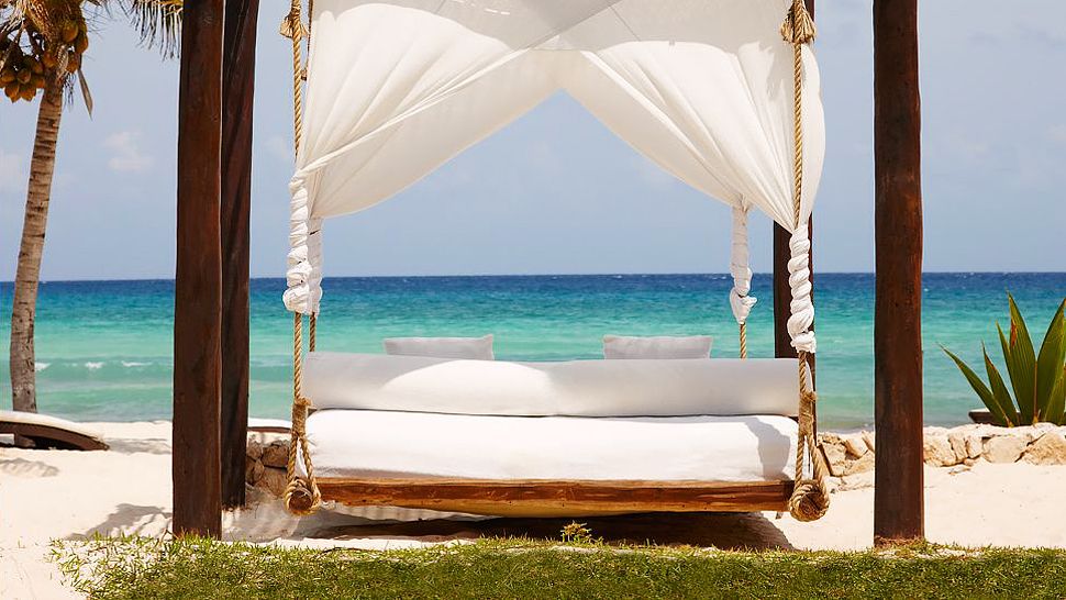 000063-13-beach-suspended-daybed
