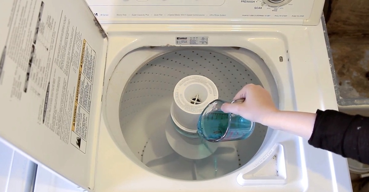 Pour-Mouthwash-Into-Washing-Machine-To-Clean