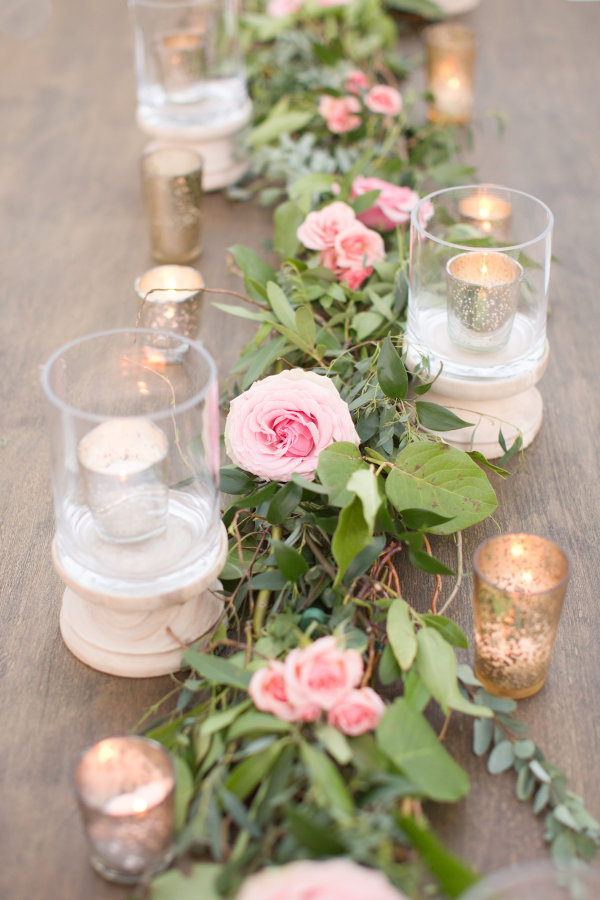 Rosas-en-la-decoracion-de-las-mesas-de-los-invitados