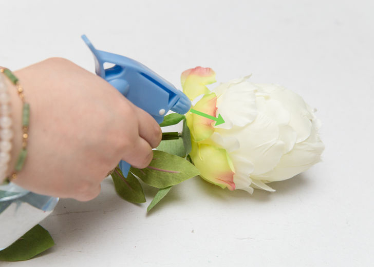 aid925923-728px-Clean-Fake-Plants-Step-7