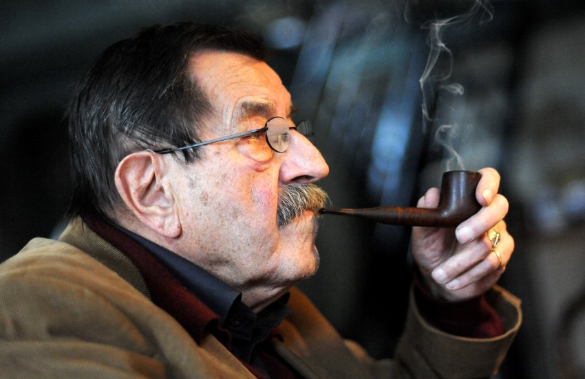 ARCHIV - Günter Grass am 10.03.2010 im Günter-Grass-Haus in Lübeck. Seit Wochenbeginn liefert der Steidl Verlag «Grimms Wörter» aus - eine Liebeserklärung an die deutsche Sprache, aber auch Geschichtsbuch und Autobiografie. Grass wird im Oktober 83 Jahre alt. Foto: Maurizio Gambarini dpa (zu dpa 0149 vom 16.08.2010) +++(c) dpa - Bildfunk+++