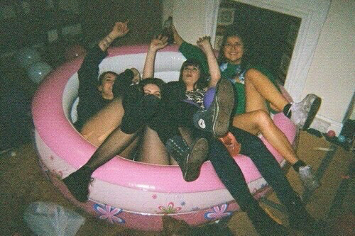 drunk-friends-grunge-party-Favim.com-3254748