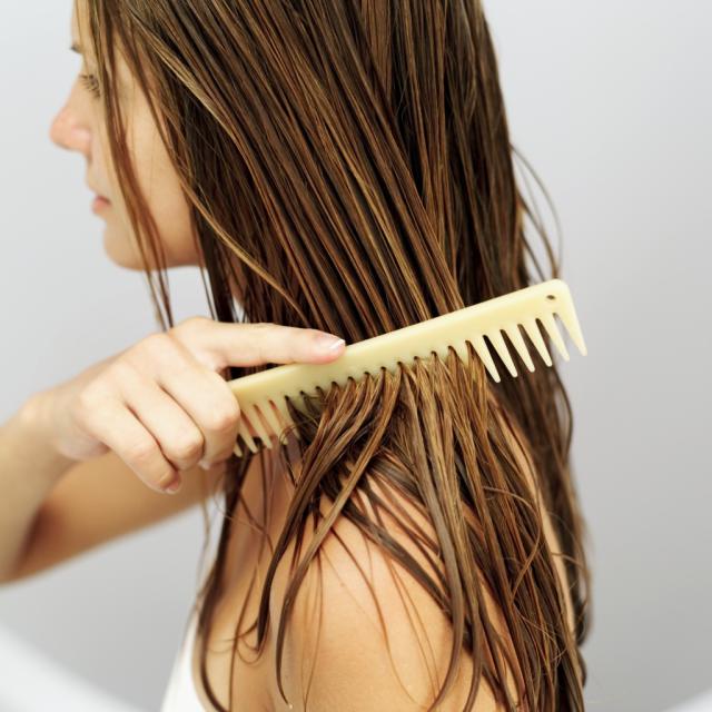 10-errores-que-estas-cometiendo-al-aplicar-tus-productos-para-el-cabello