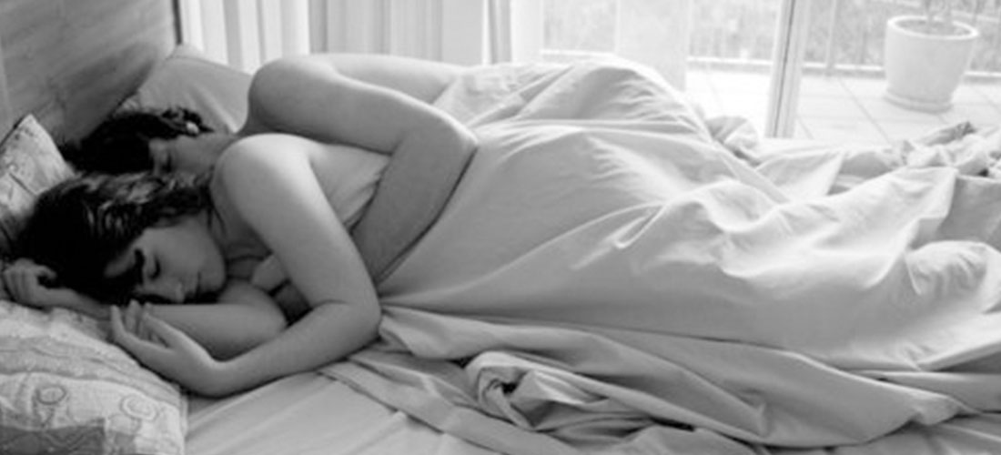Dormir abrazados en pareja es bueno para la salud y el amor