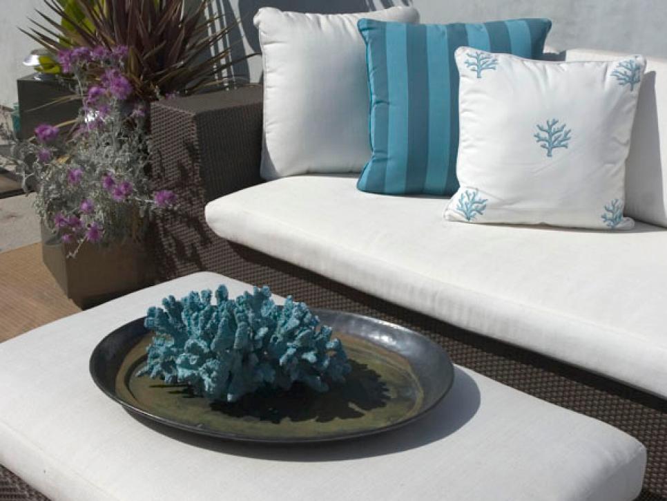 erinn-valencich-frank-outdoor-jpg-rend-hgtvcom-966-725