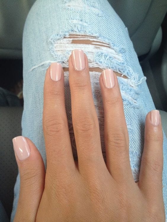 Así puedes llevar uñas nude para lucir un manicure elegante en otoño 1