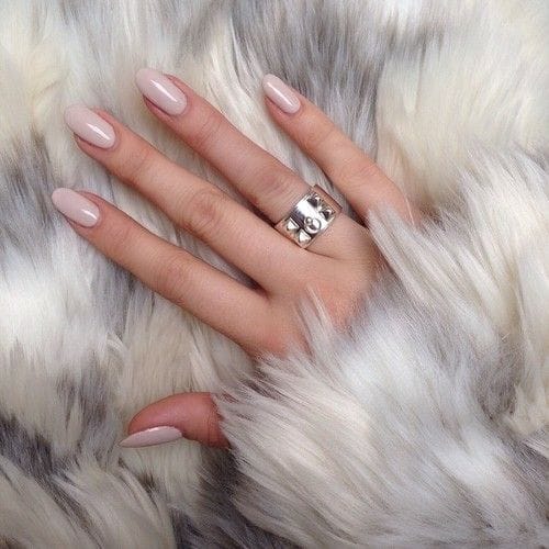 Así puedes llevar uñas nude para lucir un manicure elegante en otoño 6
