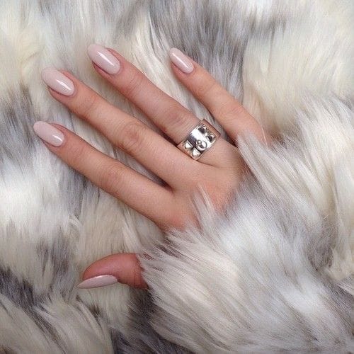 10 formas de llevar uñas color nude con mucho estilo 6