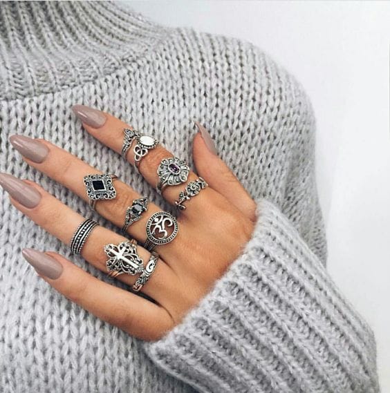 Así puedes llevar uñas nude para lucir un manicure elegante en otoño 5