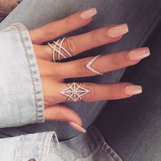 Así puedes llevar uñas nude para lucir un manicure elegante en otoño 10