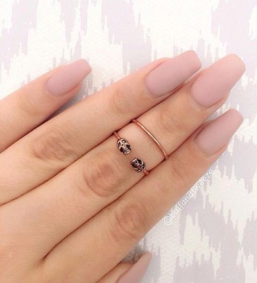 Así puedes llevar uñas nude para lucir un manicure elegante en otoño 4