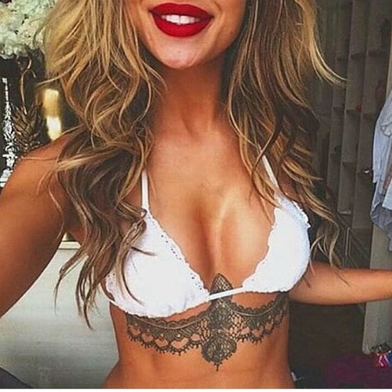 Tatuajes para lucir escotes pronunciados: 20 ideas de inspo 2