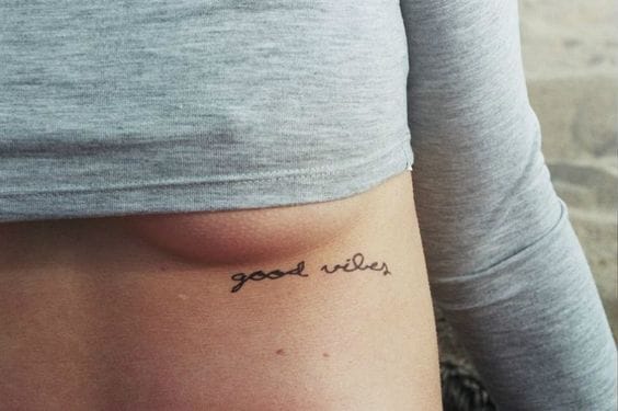 10 tatuajes sexys para lucir escotes pronunciados 8