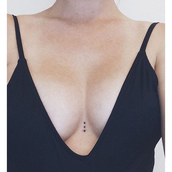 Tatuajes para lucir escotes pronunciados: 20 ideas de inspo 6
