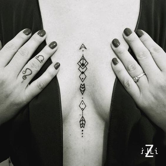 Tatuajes para lucir escotes pronunciados: 20 ideas de inspo 7