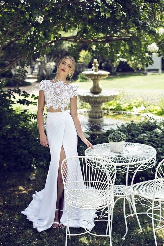 10 ideas de vestidos de novia con crop top para lucir bella y jovial 0