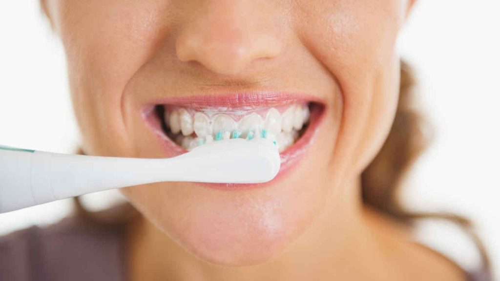 10 errores que cometes al cepillarte los dientes y no tenías ni idea 3