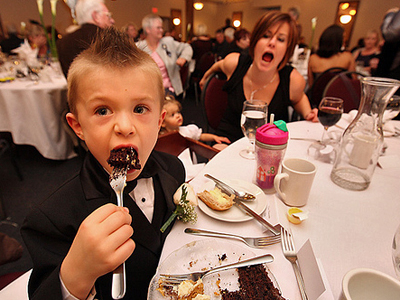 kids-eating-wedding-cake-angry-parent
