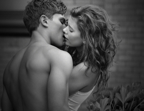 kiss,love,lover,lovers,passion,couple-8fc41f482bd4b4952149c4271caffd26_h