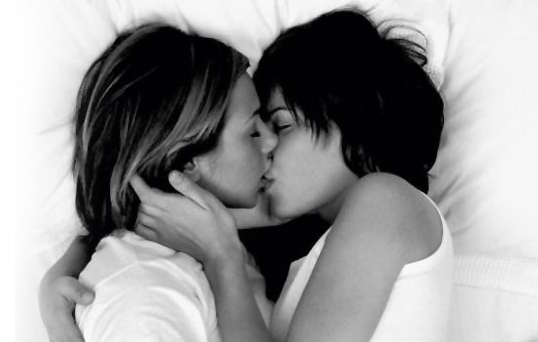 lesbian-Kiss1