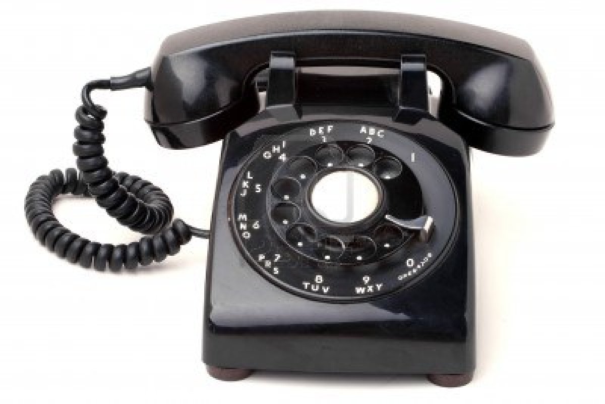 14410941-un-viejo-negro-de-telefono-de-estilo-antiguo-rotativo-aislado-sobre-un-fondo-blanco