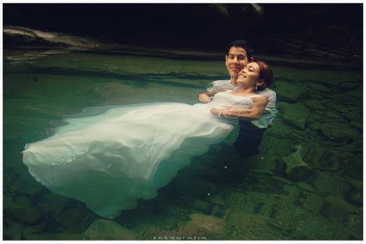 Recien-casados-flotando-en-el-agua-en-sesion-trash-the-dress-Foto-Emmanuel-Aquino
