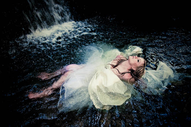 ¿Te imaginas nadar en las aguas de una cascada con tu vestido de novia?
