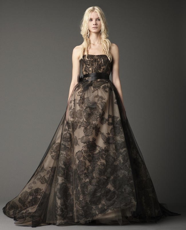 No tengas miedo a verte como una novia goth con este vestido.
