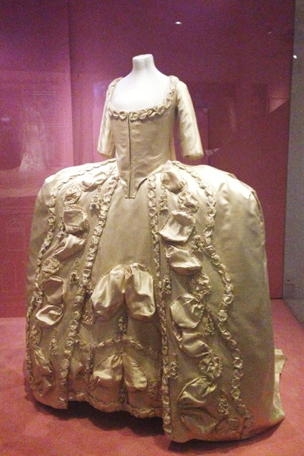 Vestido de 1775-80. Probablemente diseñado para presentar a la novia en la corte. Foto: www.vogue.co.uk/