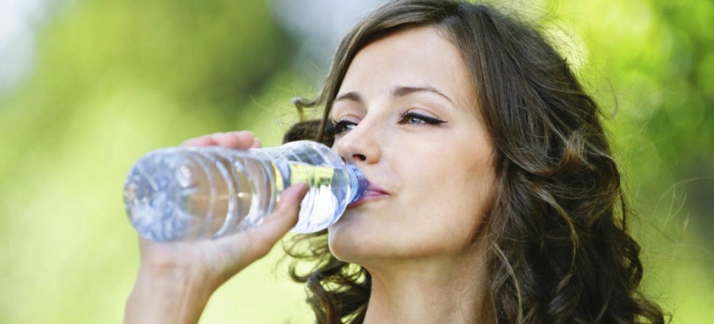 ¿Cómo beber más agua? 10 tips súper sencillos