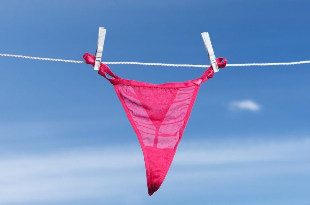 Tangas en mujerees