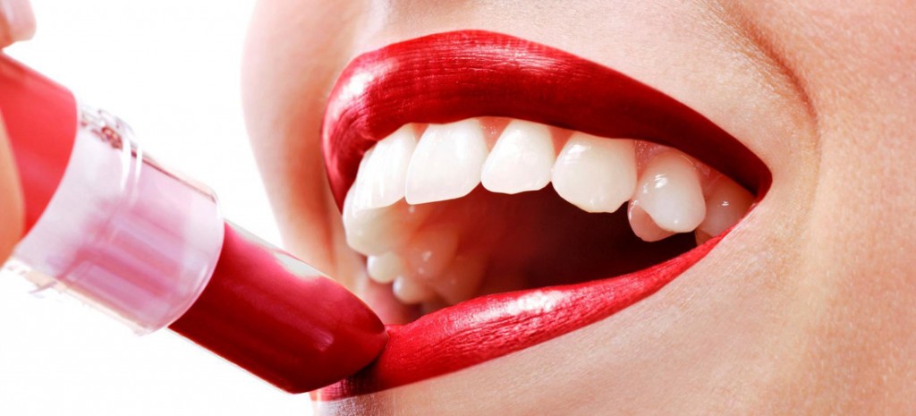 Cómo evitar las manchas de lipstick en los dientes