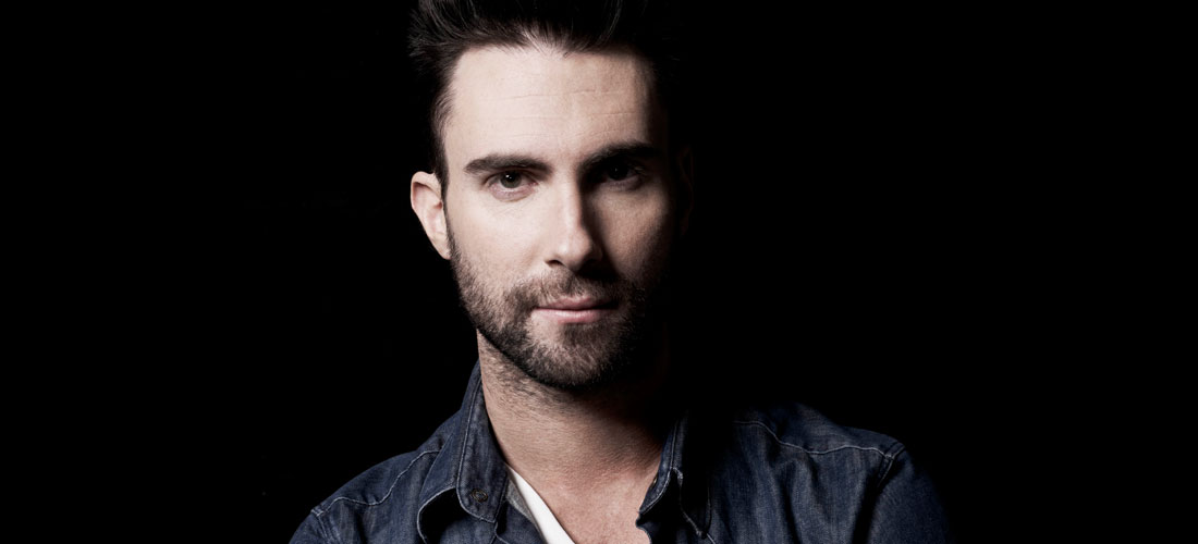 Adam Levine, enseña su trasero en VIDEO