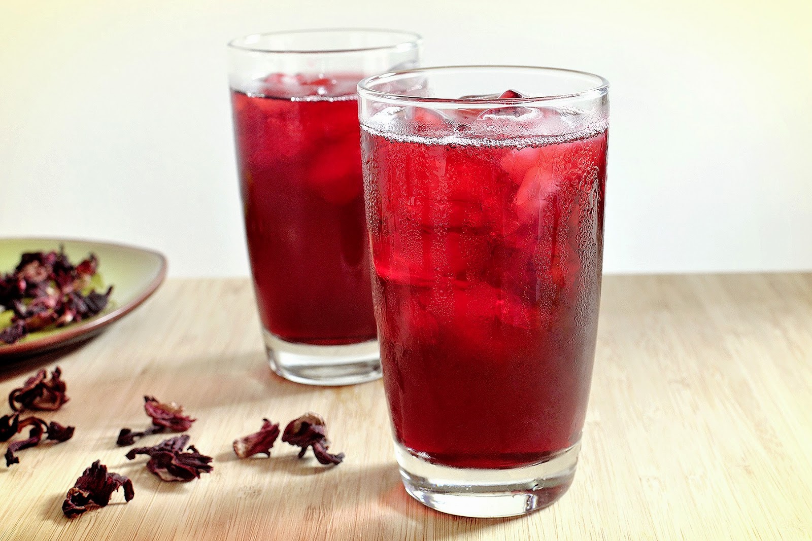 Enmoladas de jamaica con mole rosa
